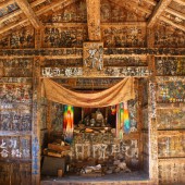 Ngôi đền ngập trong hình vẽ graffiti